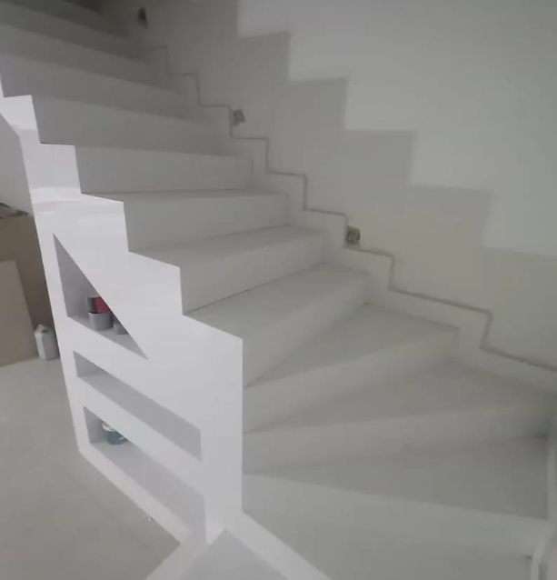 Escada revestida em porcelanato
